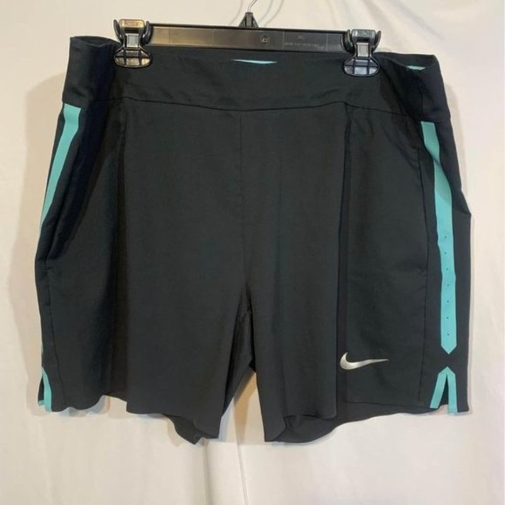 WOMANS NIKE dry fit golf shorts. Size XL. Tie/stretch waist.